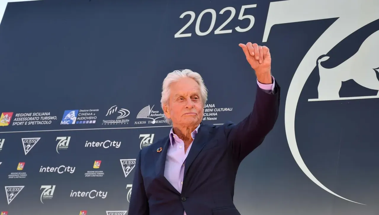 Майкъл Дъглас: Разтревожен съм, страната ни "флиртува с автокрацията"