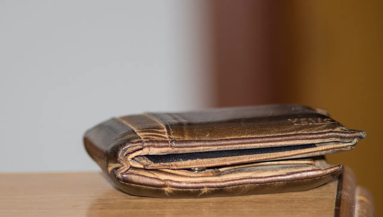 Средната брутна заплата в България е 2556 лв.