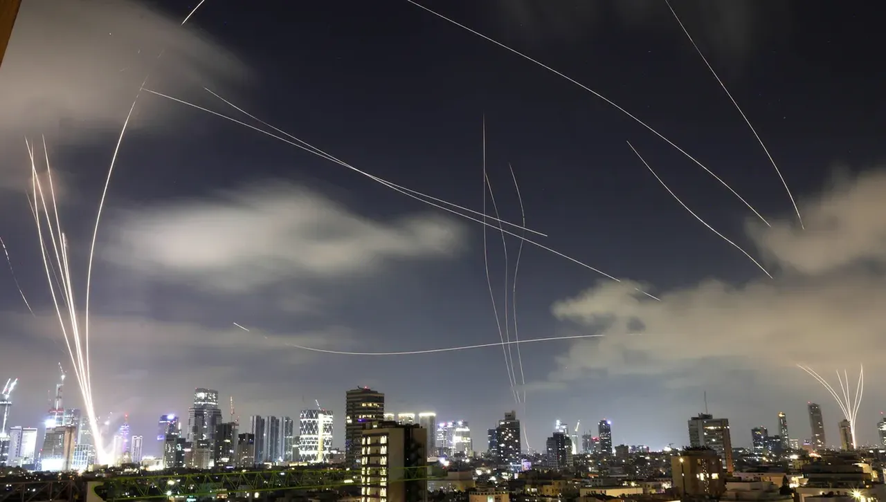  Сирени звучат в Тел Авив, експлозии се чуват в Ерусалим след две ракетни вълни от Ирин