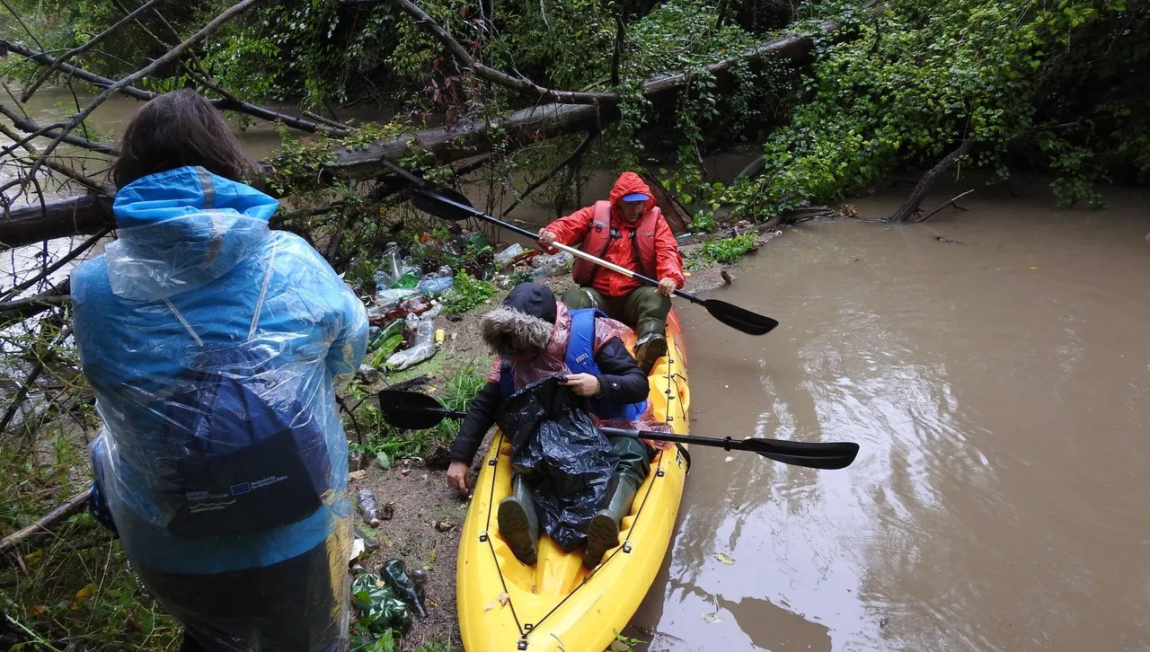 Извадиха над 150 кг. отпадъци от коритото на река Черни Лом