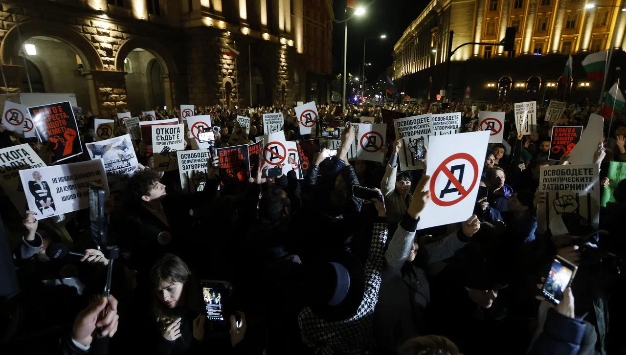 Протест в защита на Благомир Коцев блокира движението пред триъгълника на властта