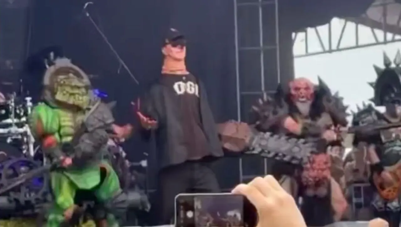 Обезглавиха манекен, изобразавящ Илон Мъск на рок фестивал, "кръв" опръска публиката