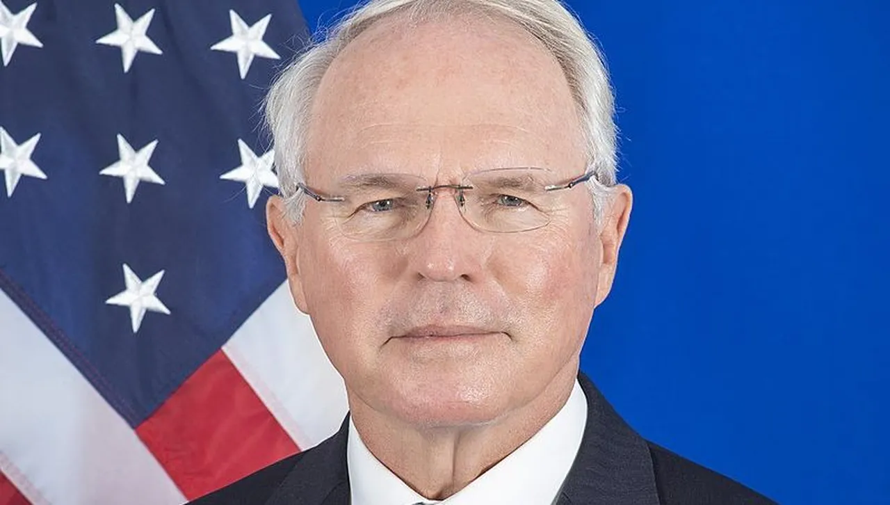 Бивш US-посланик в Сърбия ще "укрепва" режима на Вучич в Конгреса