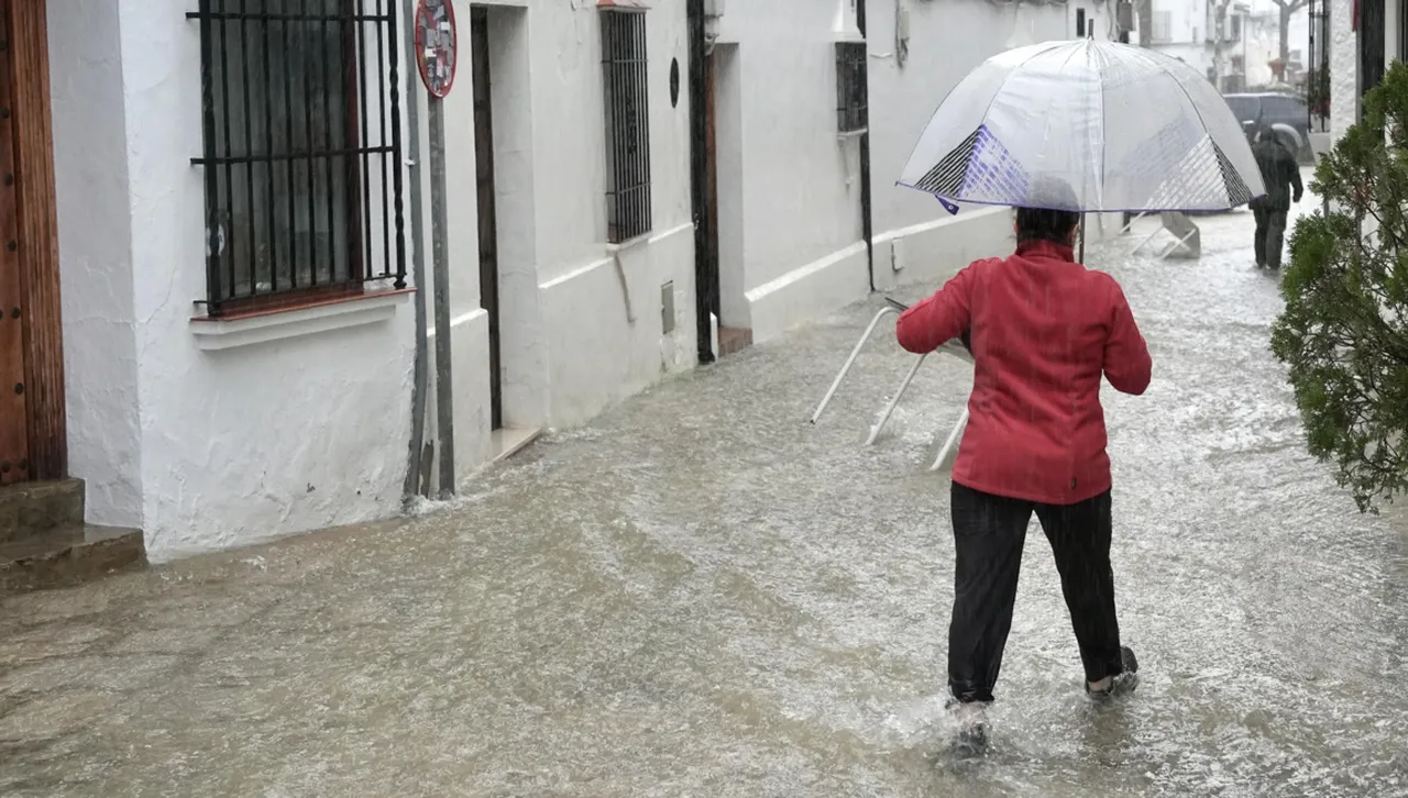 Затруднено е движението по повече от 150 пътни отсечки заради