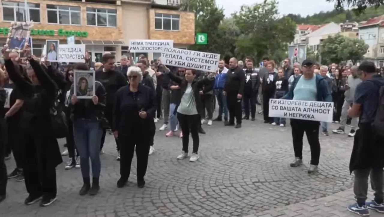 „Марш на ангелите“: Протестно шествие за изгорелите деца в Кочани