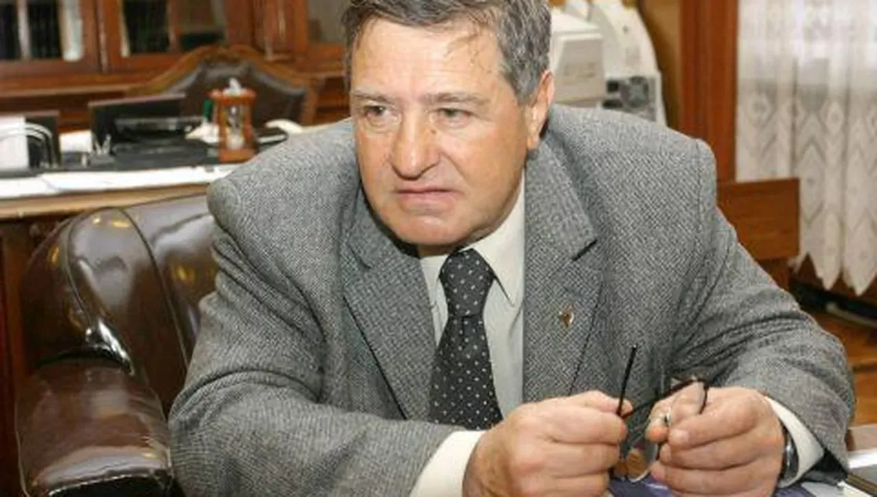 Проф Боян Биолчев писател литературовед бивш ректор на Софийския университетБогдан