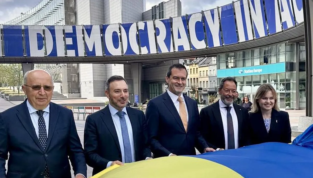 Развяха 30-метрово украинско знаме пред Европейския парламент