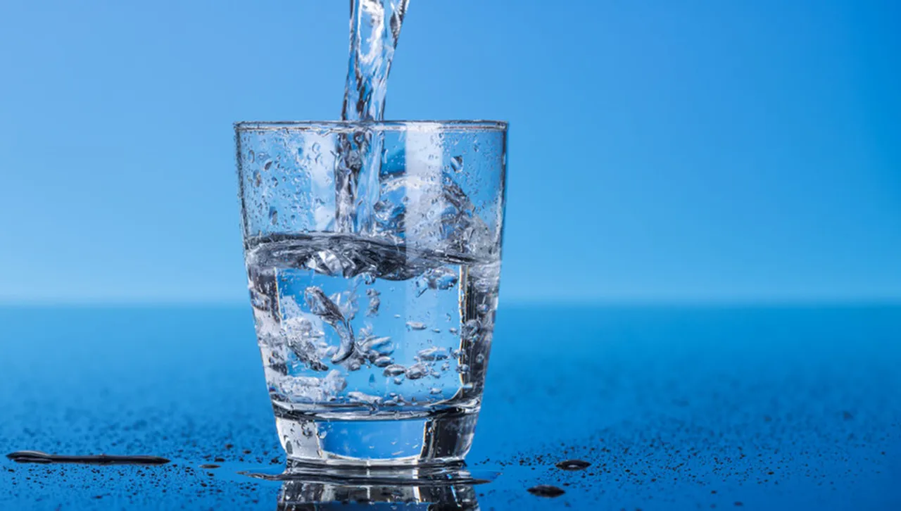 Здравни експерти разбиват митове, свързани с пиенето на вода по време на хранене