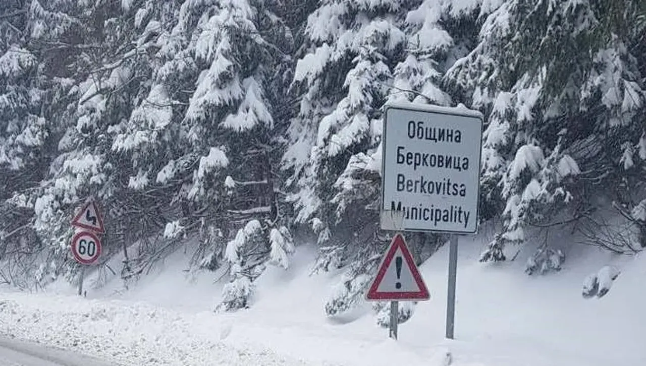 Затвориха пътища: прохода "Петрохан" и главния път Бургас-Созопол