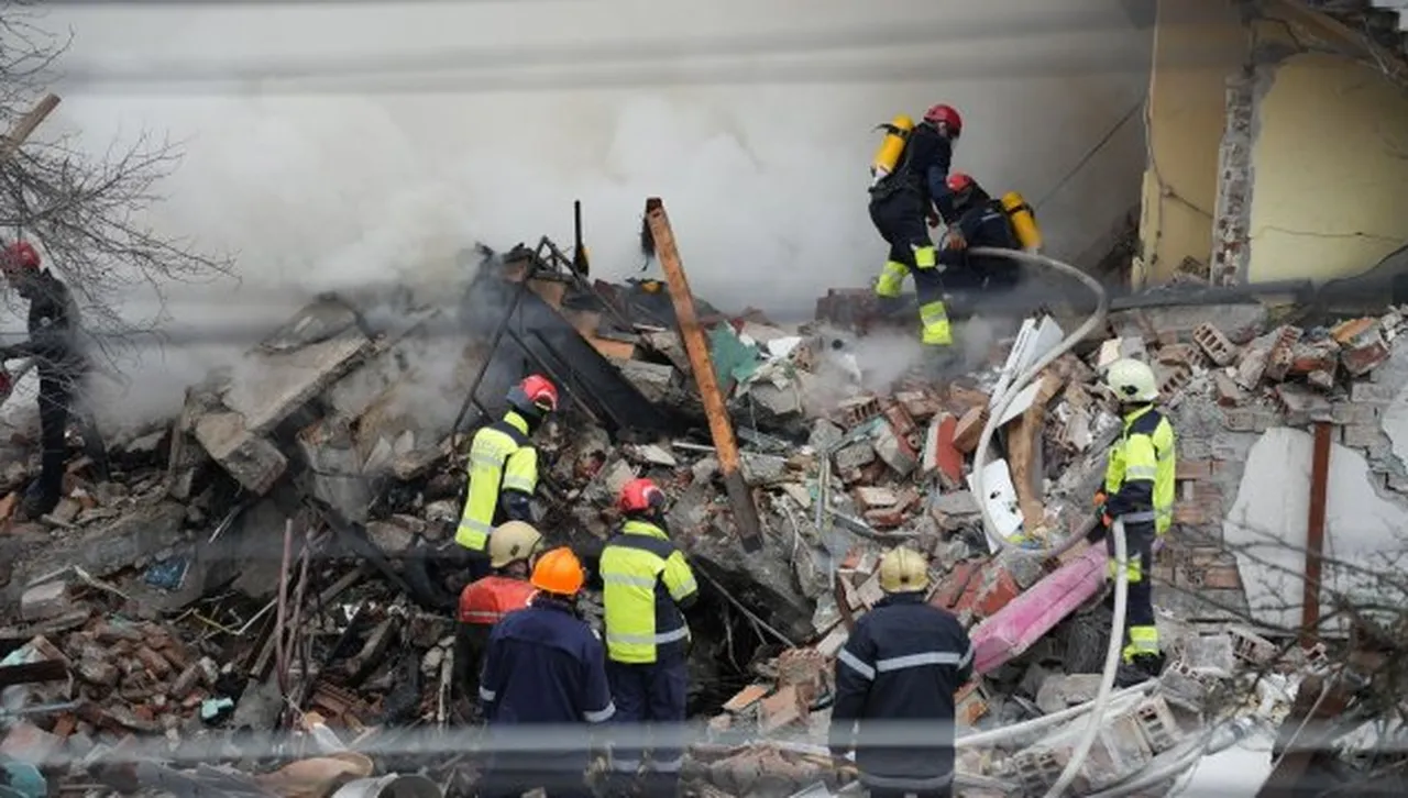 Още издирват безследно изчезналия мъж след взрива в Банкя