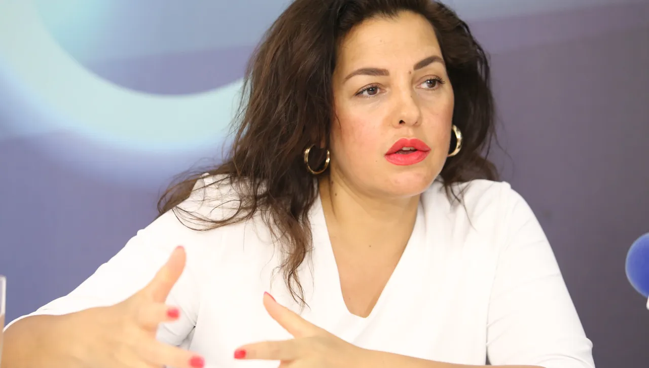 Цветанка Андреева: Радев го играе ту консерватор по руски, ту социалист по български