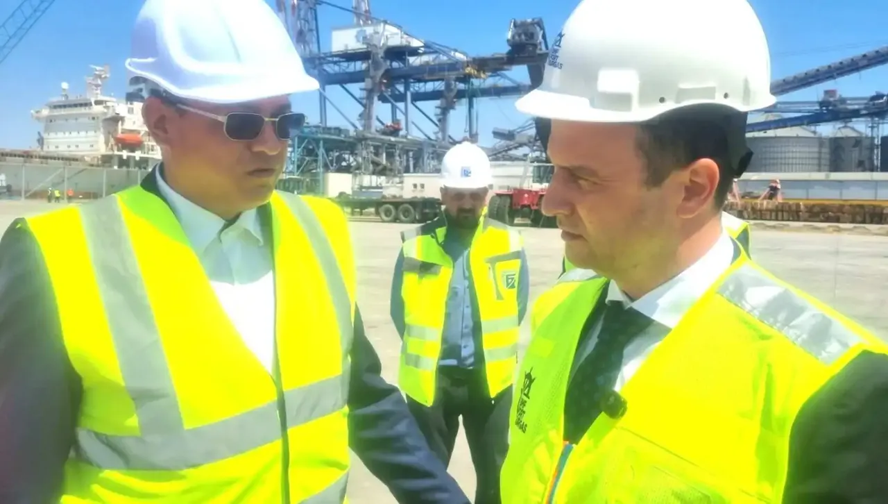 Напредък с вертикалния газов коридор: Втори кораб с тръби за трасето акостира в Бургас