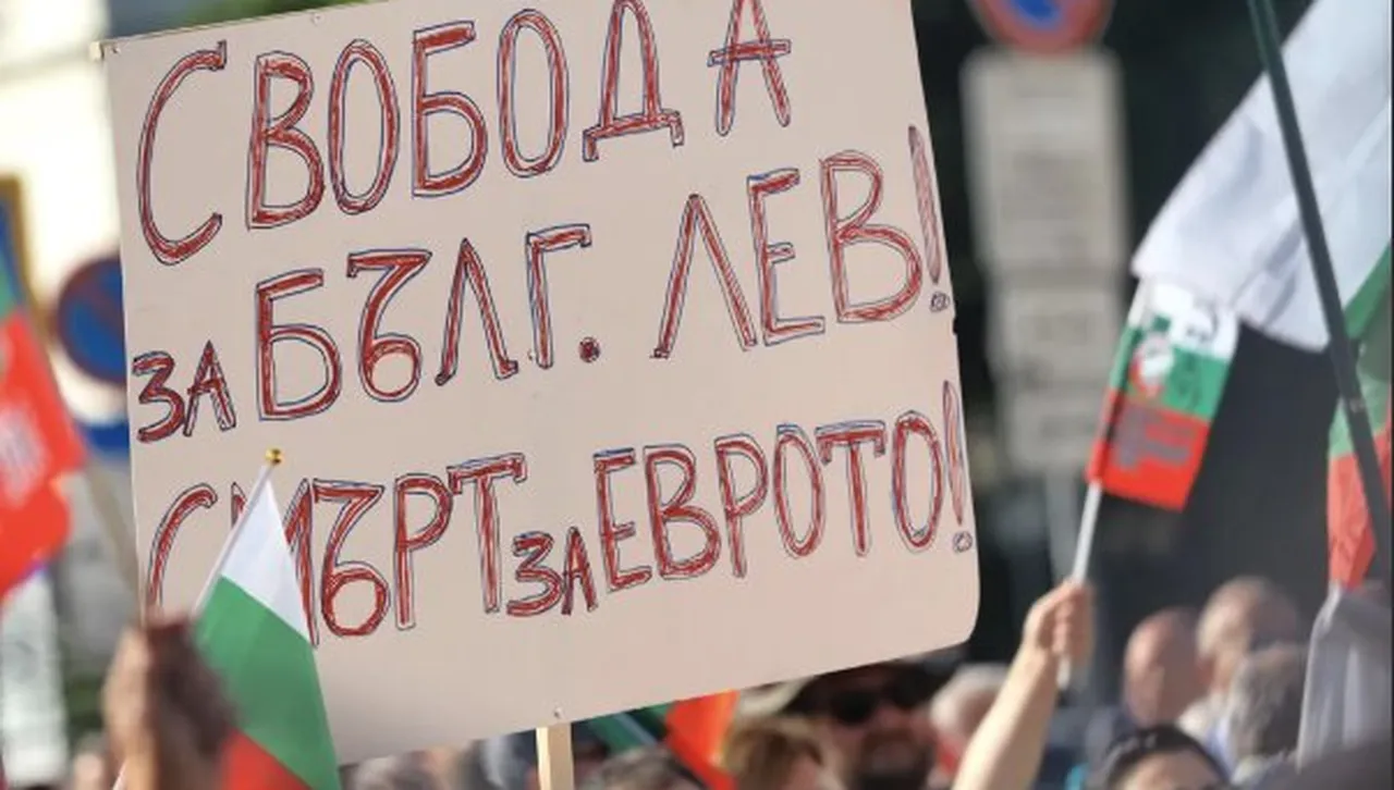 „Възраждане“ отново на протест, провокатори се опитаха да свалят украинското знаме