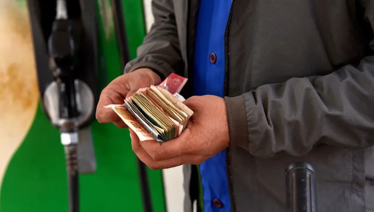 Азиатските борси отвориха на червено, докато доларът поскъпва