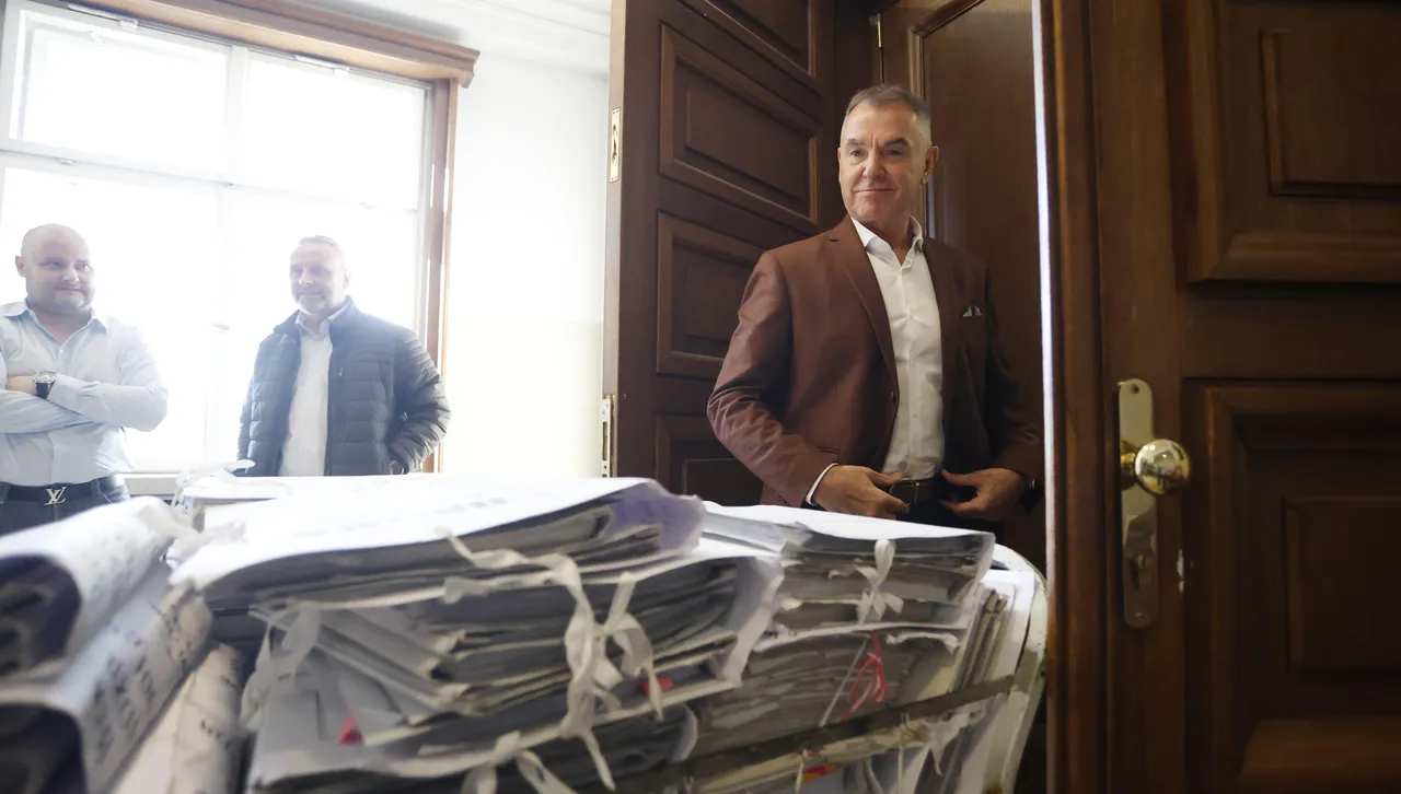 В Съдебната палата започна разпоредителното заседание по делото срещу братя Бобокови