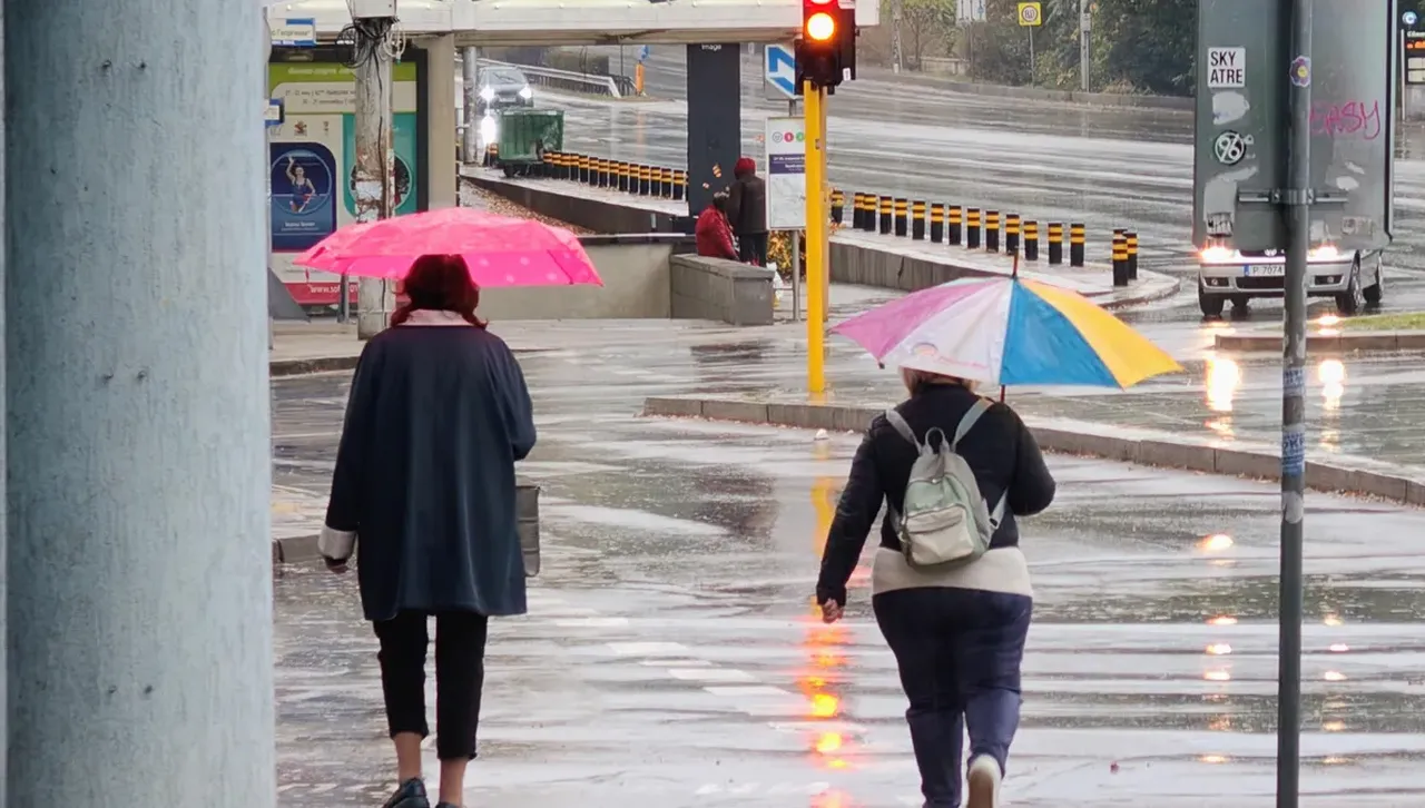 Дъждът спира, но за кратко, валежите пак започват на изток и югозапад