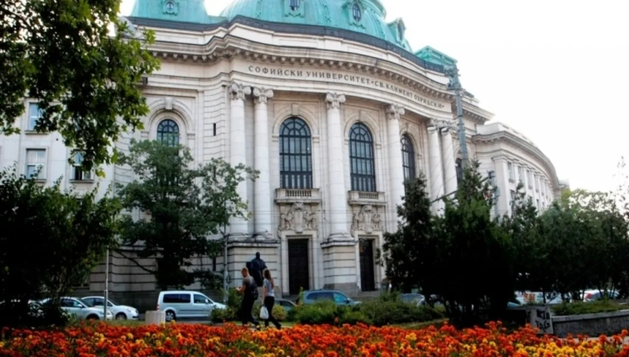 Софийският университет поднесе венец пред паметника на Св. Климент Охридски 