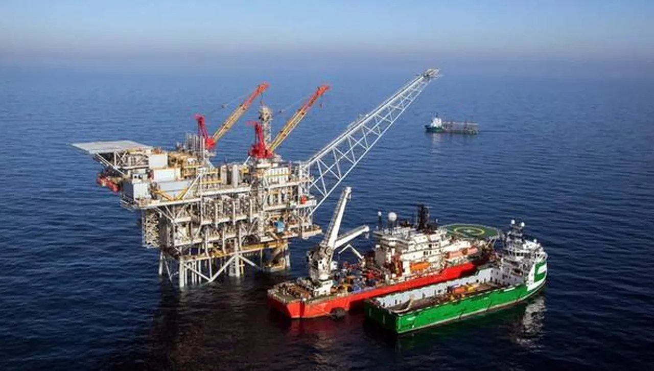 Турската плаващата газова платформа „Осман Гази“ се отправя към Черно море