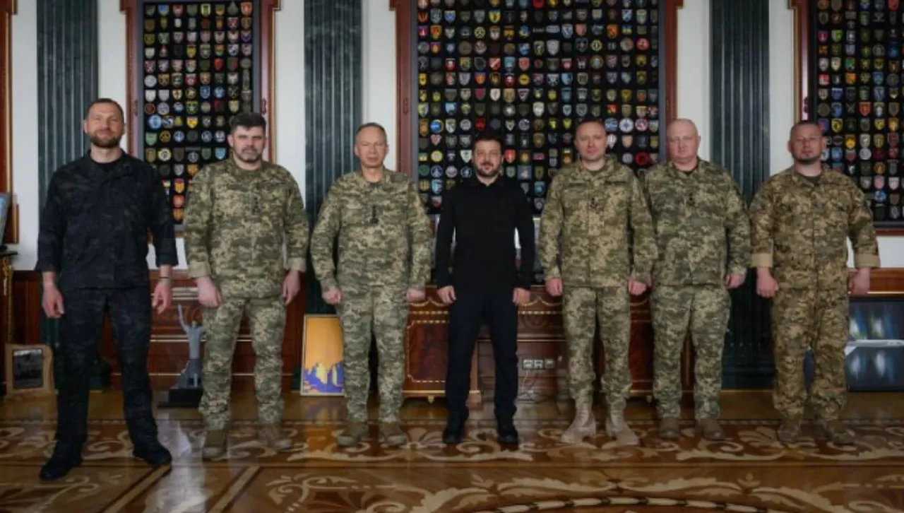 Той е опитен военен който заедно с новоизбрания главнокомандуващ един