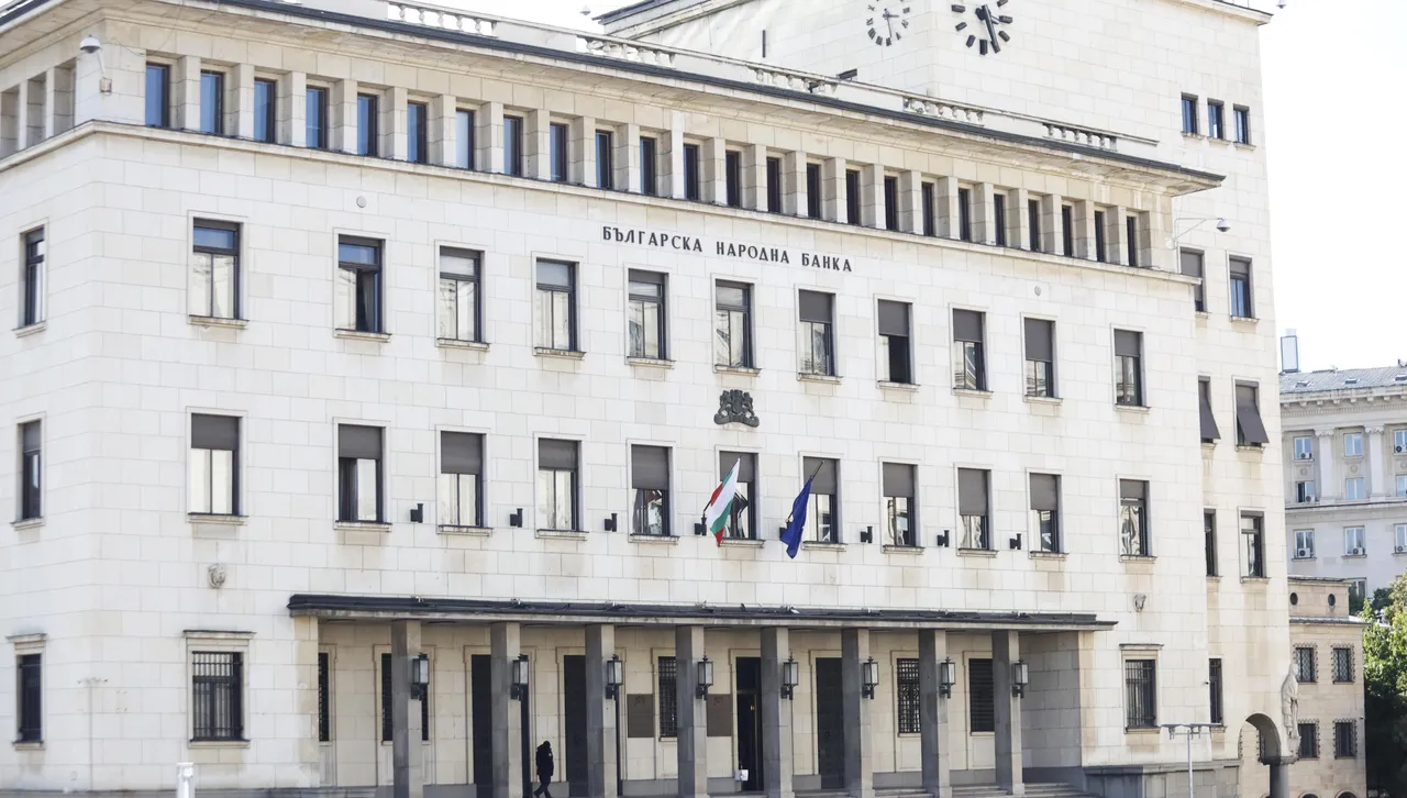 Към момента в обращение са пуснати евробанкноти и евромонети на