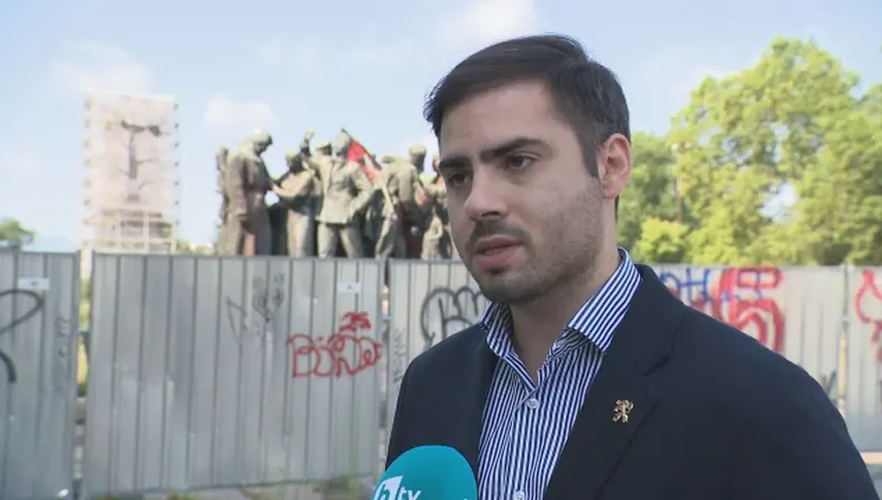 Какво става с Паметника на съветската армия? Пустее, а областната управа плаща пари