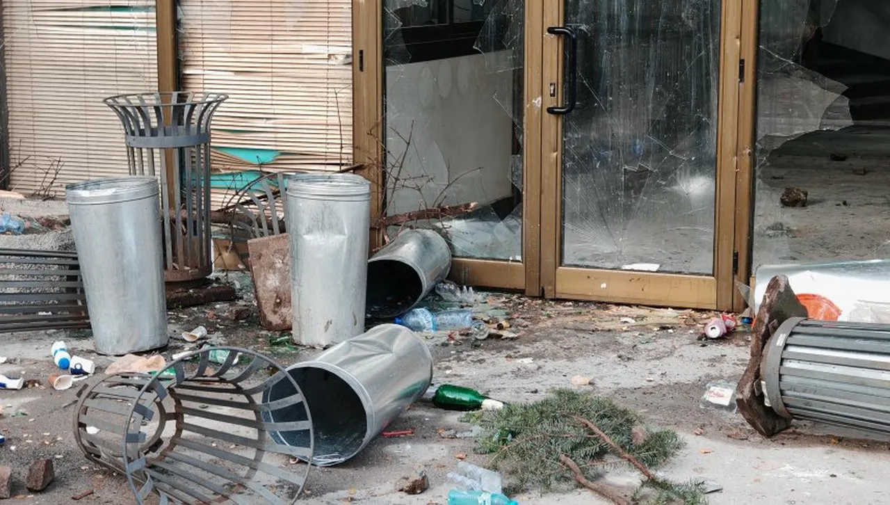 Прокуратурата обвини 14 души, вършили погрома в София и нападали полицаи  