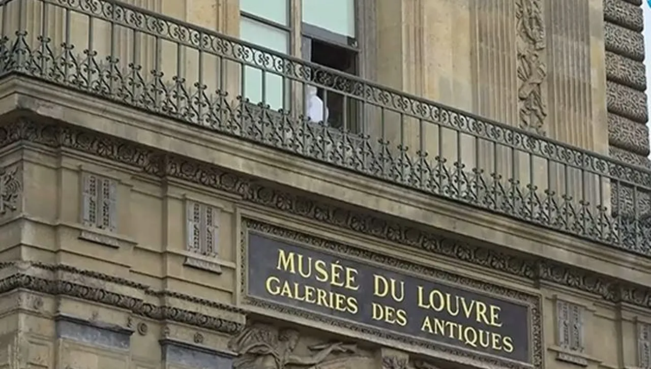 ДНК следи издали двама от крадците на бижута от Лувъра