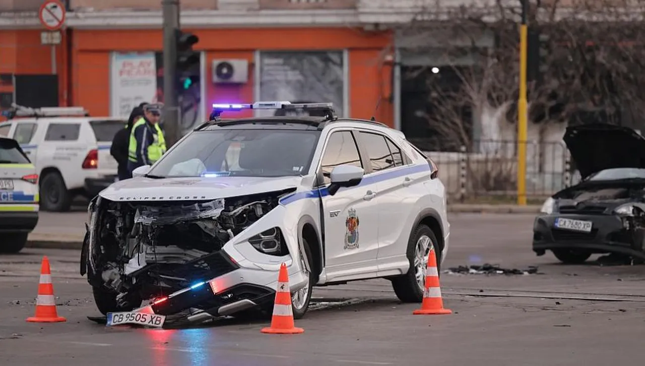 И двата автомобила участвали в инцидента са със смачкани брони