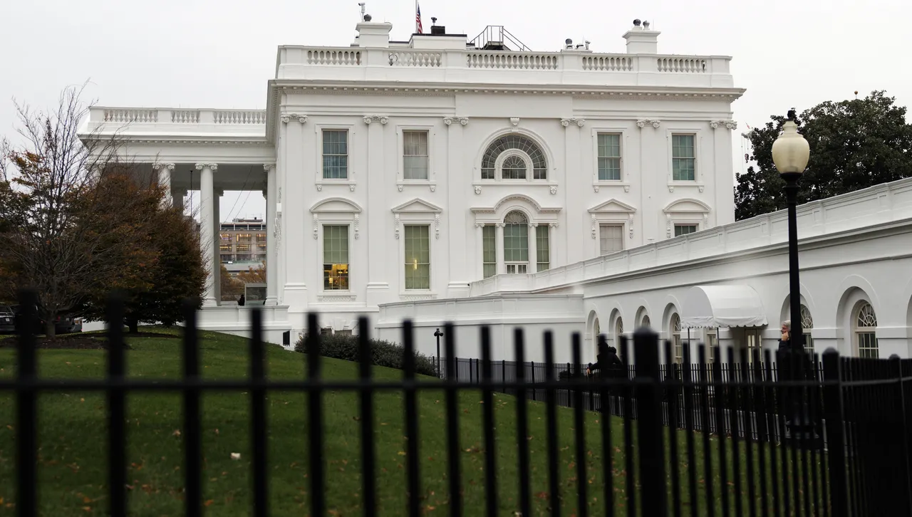 Микробус се вряза в защитна бариера до Белия дом, районът беше блокиран