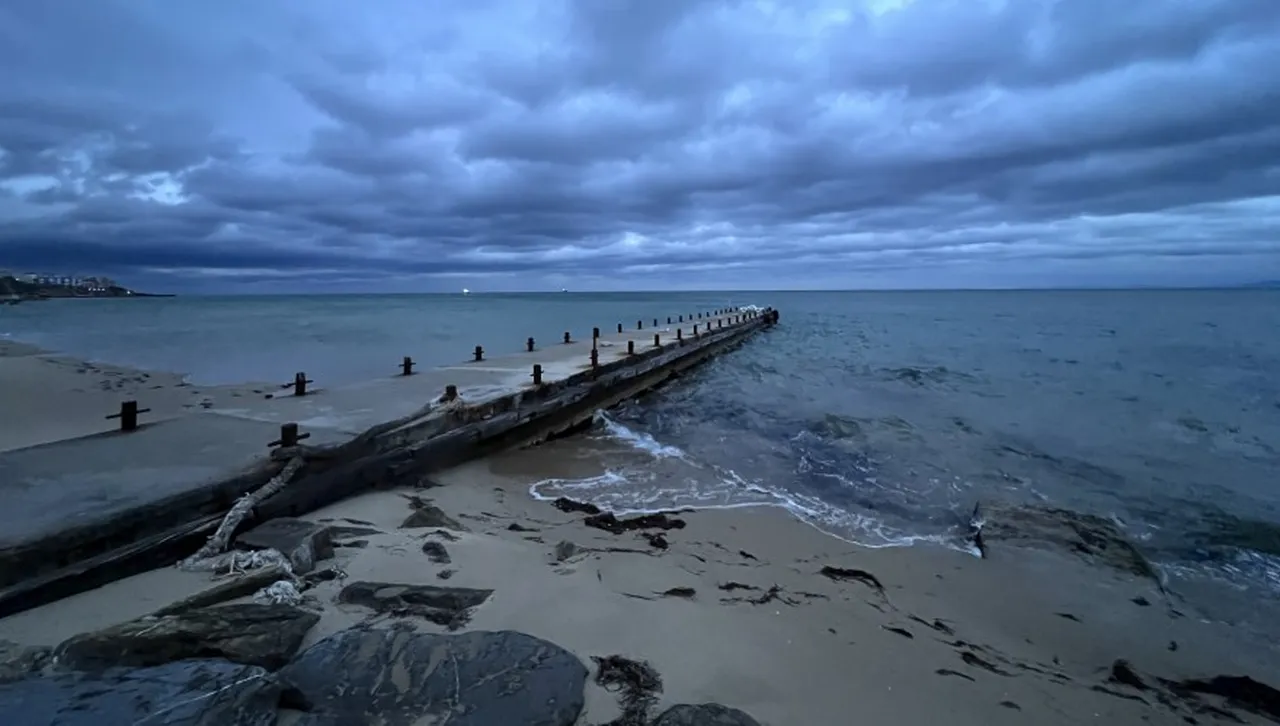 Облаци и валежи покриват страната, южните райони с обилен дъжд, студът настъпва