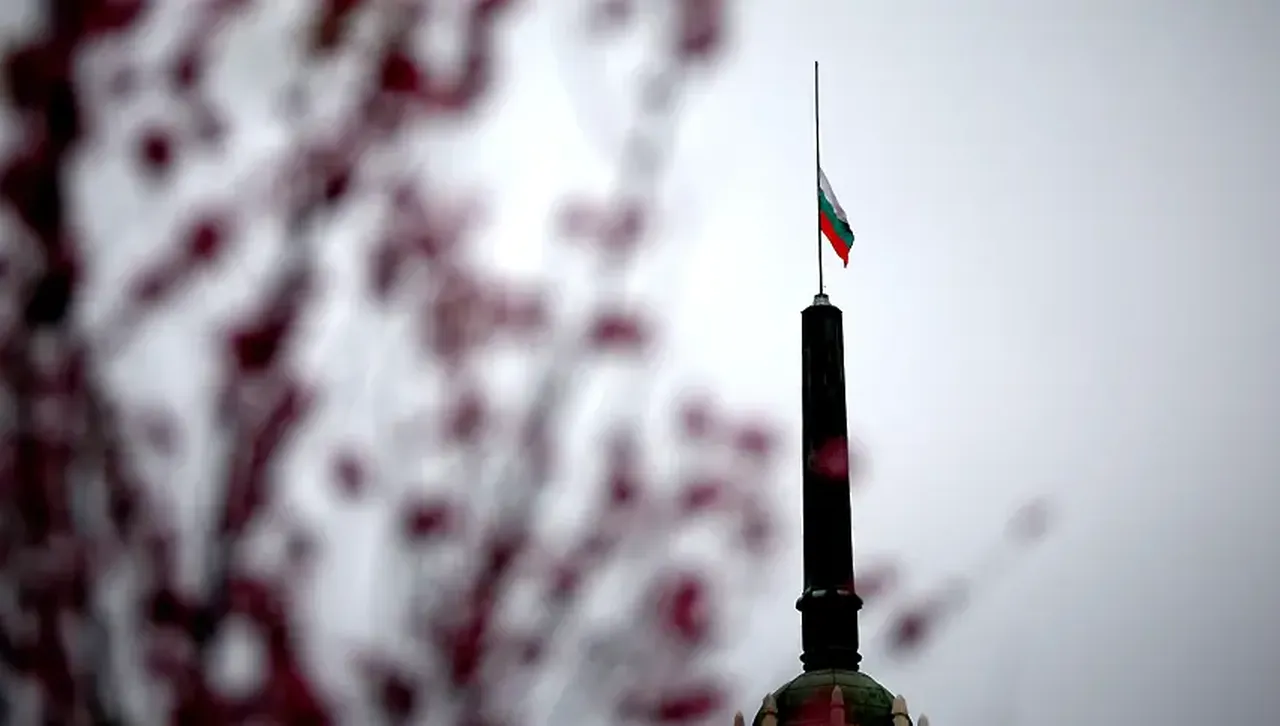 Созопол обяви ден на траур за тримата загинали младежи при удара на автомобил в дърво 