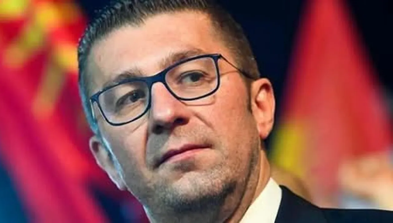 За първи път: След 5 месеца Мицкоски почете гробовете на жертвите от пожара в Кочани