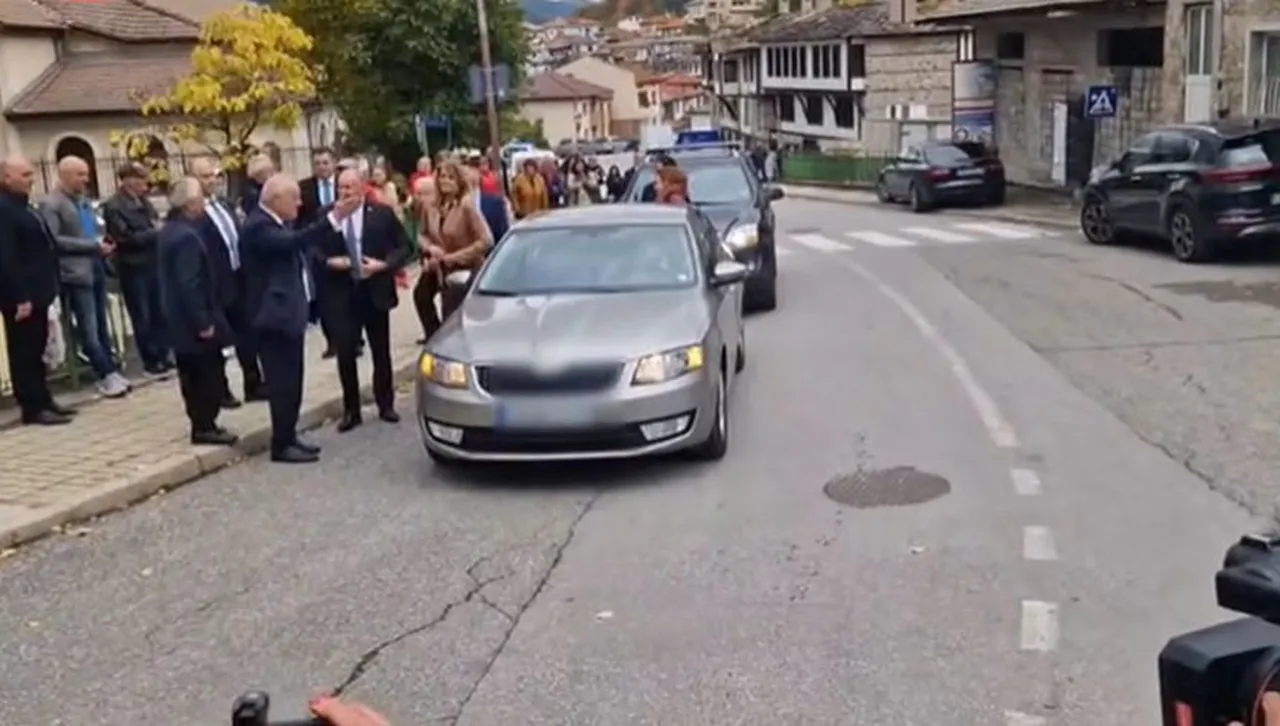 Радев с популистки ход, пристигна в Смолян с личния си автомобил