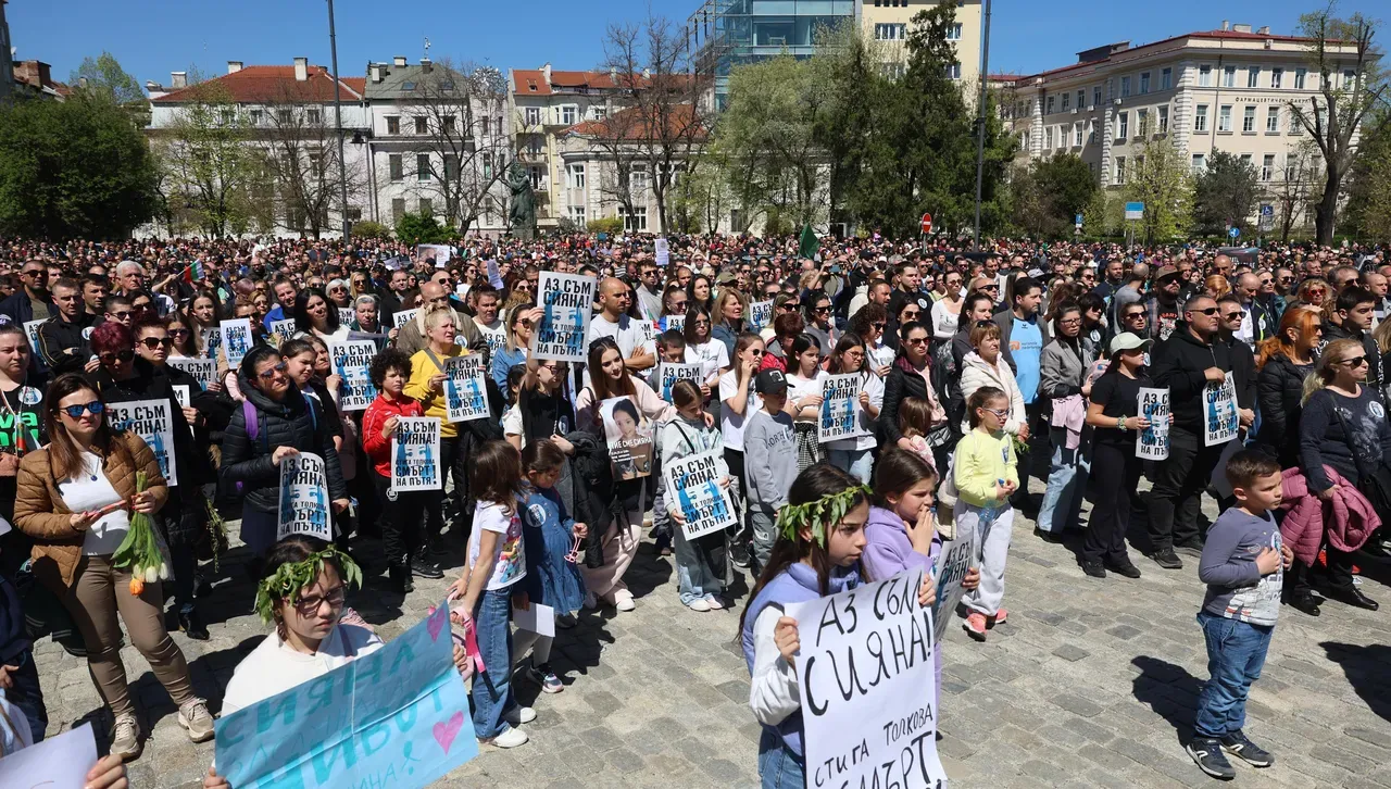 Войната на пътя: Бащата на Сияна поиска няколко оставки, Русинова е в готовност да поеме АПИ