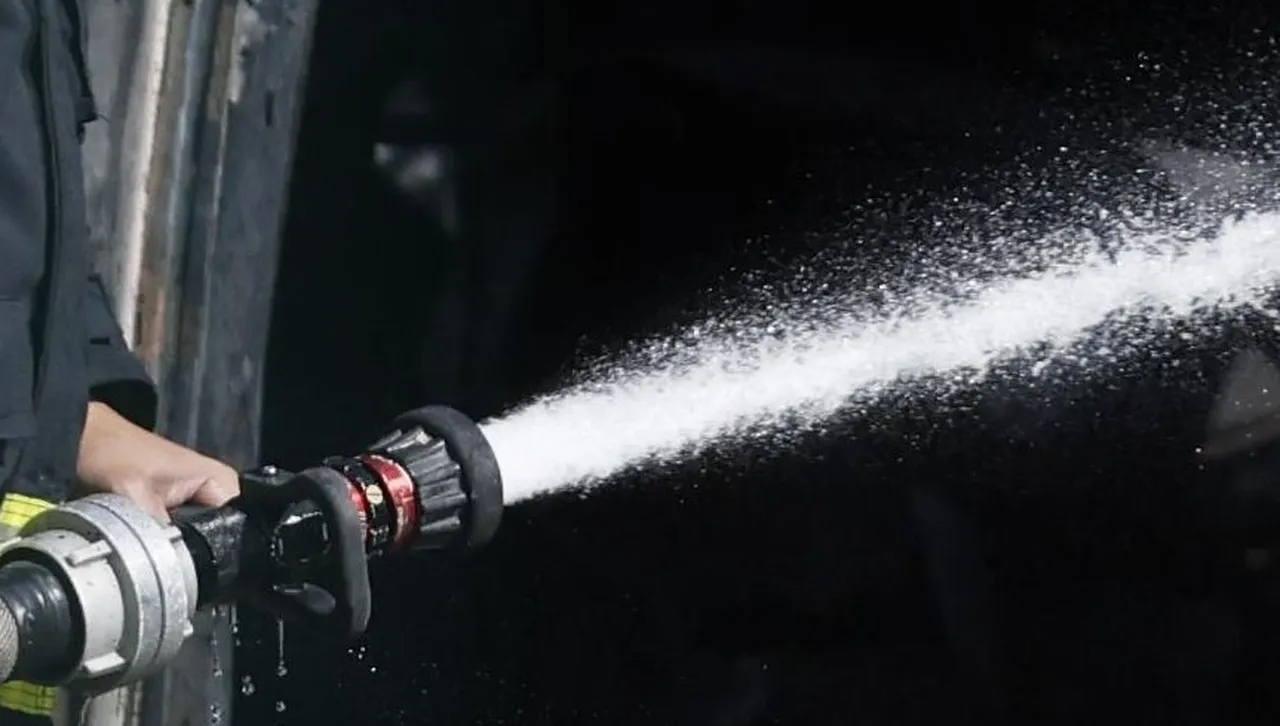 Снимки от мястото показват че са разрушени два етажа и