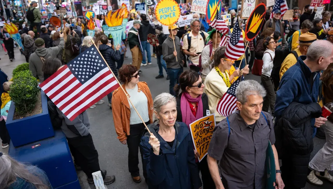 „Без царе“: Американци заляха улиците на 50 щата в протест срещу политиката на Тръмп 