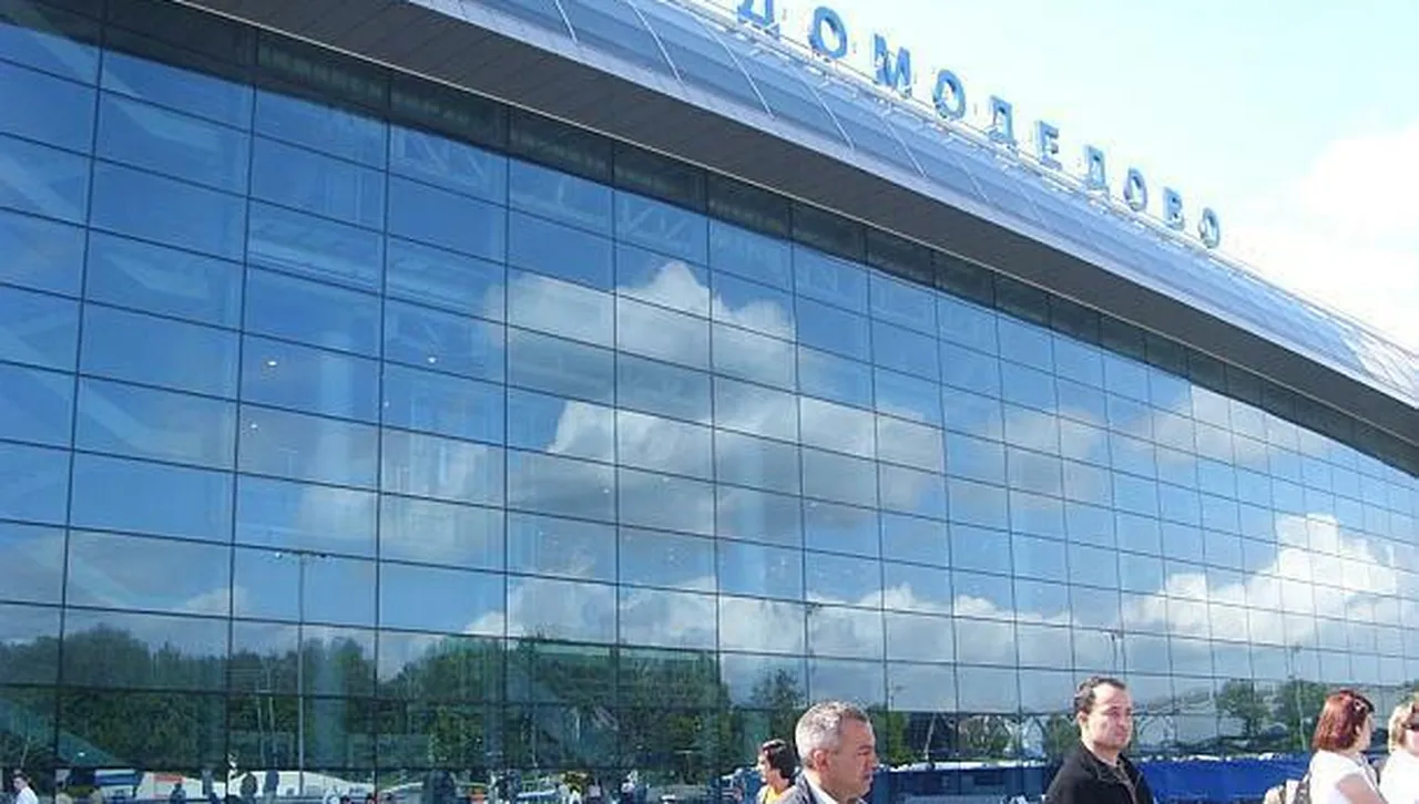 Временно спряха полетите на две московски летища заради атаки с дронове