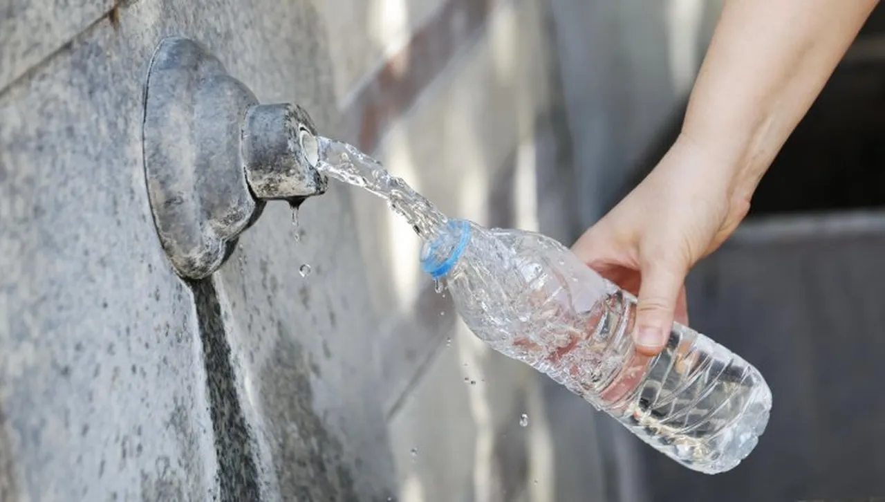 Протестиращи срещу безводието в Плевен замеряха ВиК с празни бутилки и туби 