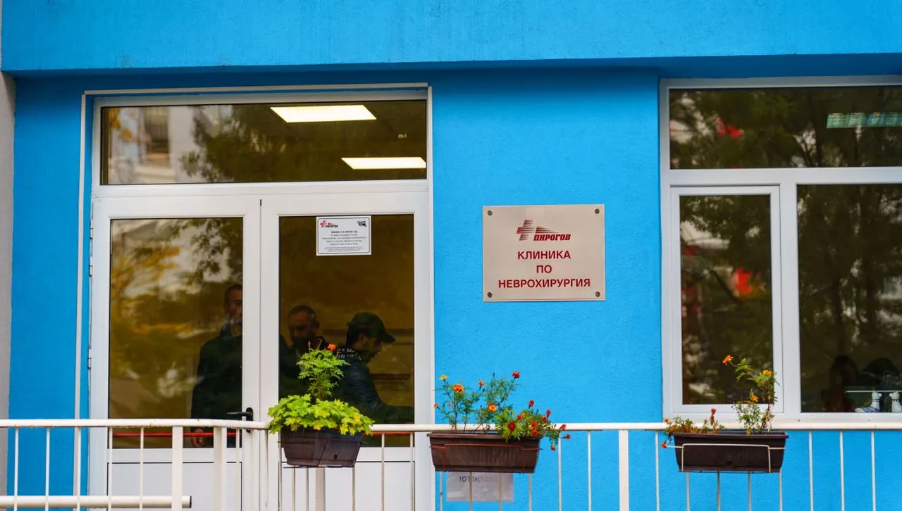 18-годишната, ранена при ПТП-то между кола и автобус, е на апаратна ветнилация