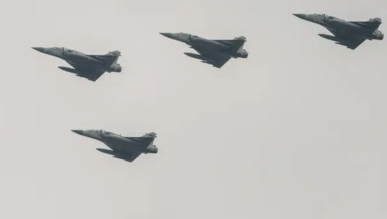 Как изтребител на военновъздушните сили на Бангладеш се разби в училище?