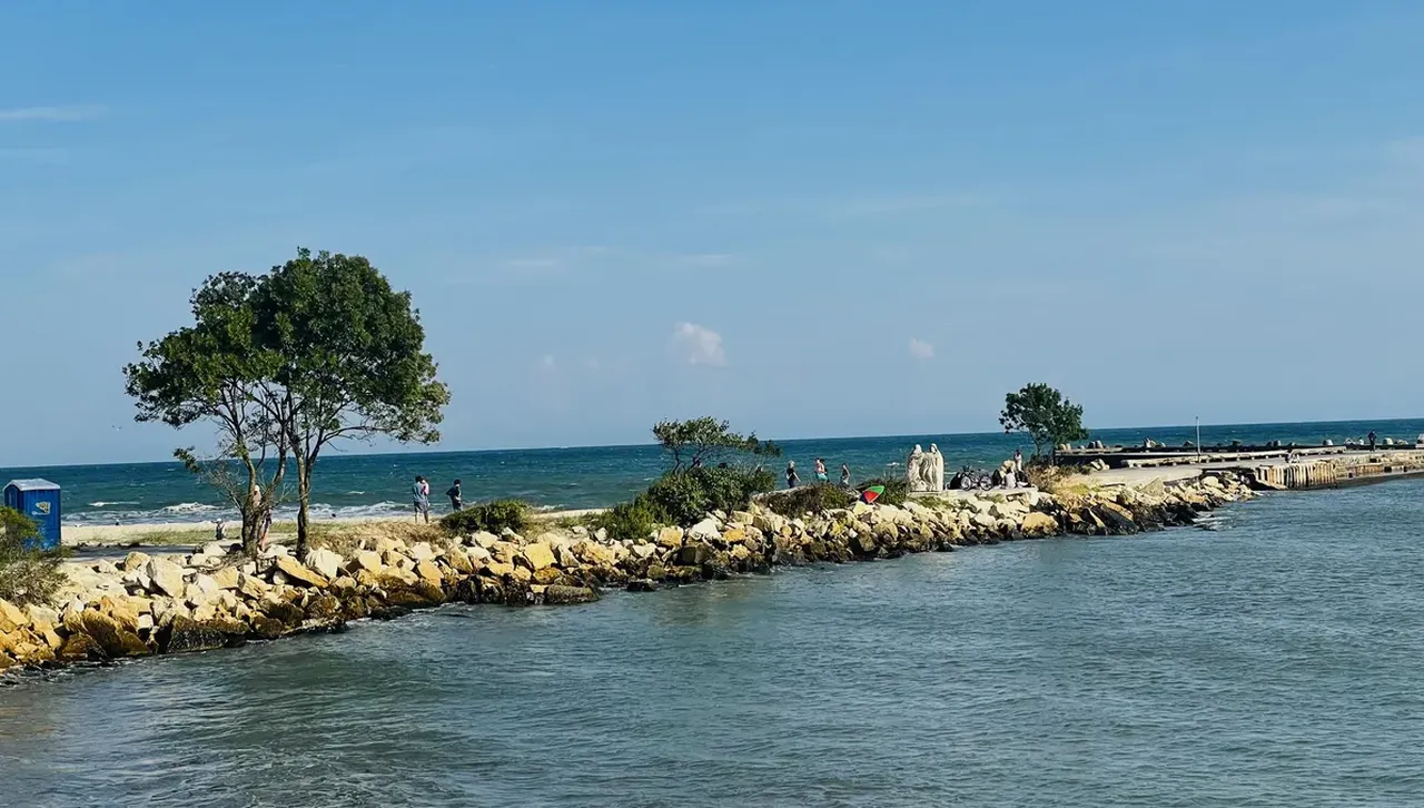 Много слънце сутринта, кратки валежи следобед