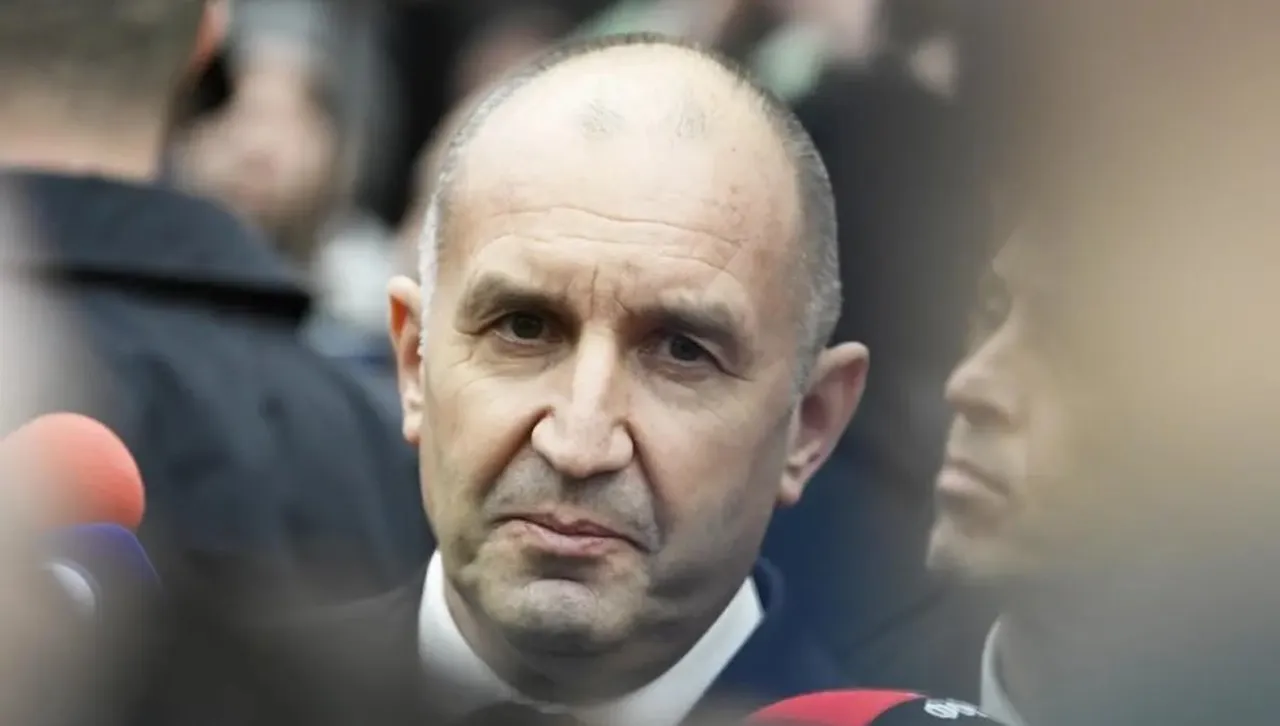 Да са му честити вечните съветници на Радев: те ще го приключат само както те умеят