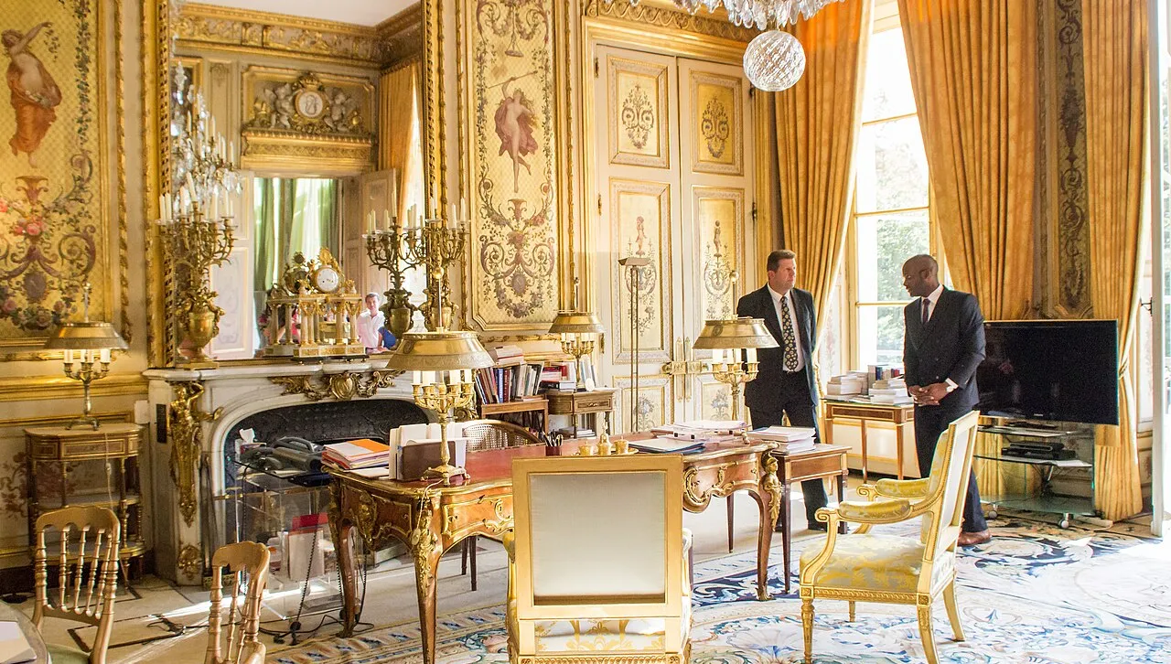 Арестуваха служител в Елисейския дворец за откраднати сребърни съдове 