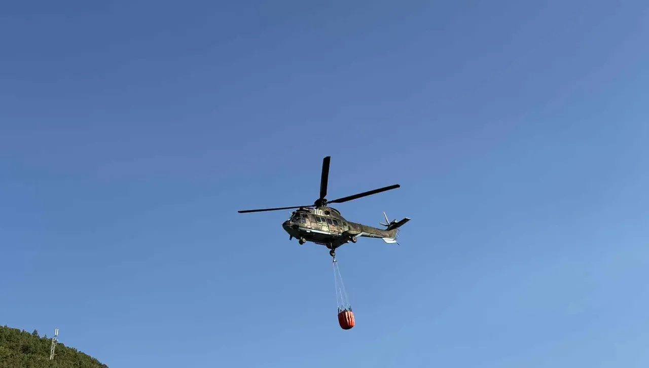 2 хеликоптера и военнослужещи гасят пожари край Стефан Караджово и Камен връх