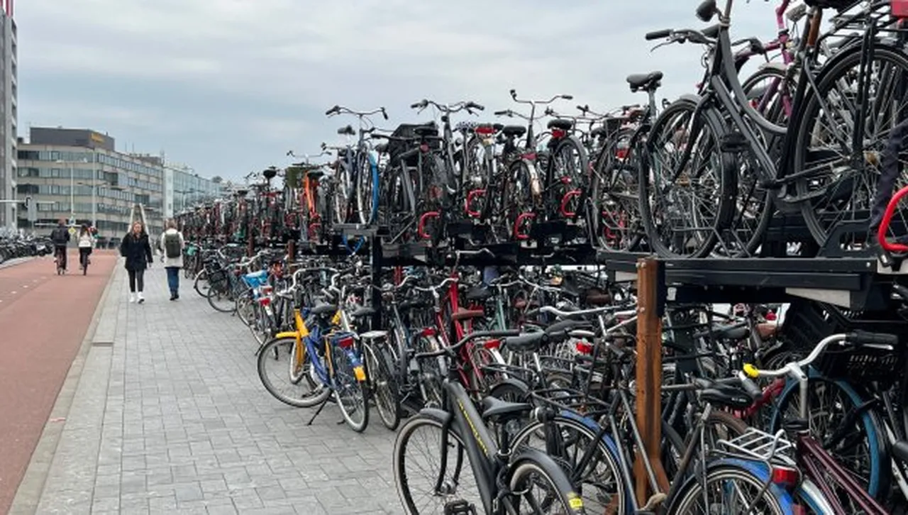 Амстердам готви забрана за електрическите велосипеди