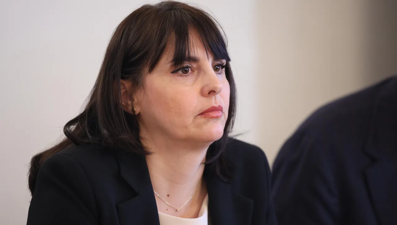 Превалутирането в евро ще бъде автоматично, не се подписват никакви нови документи за пенсии, заплати, банкови сметки