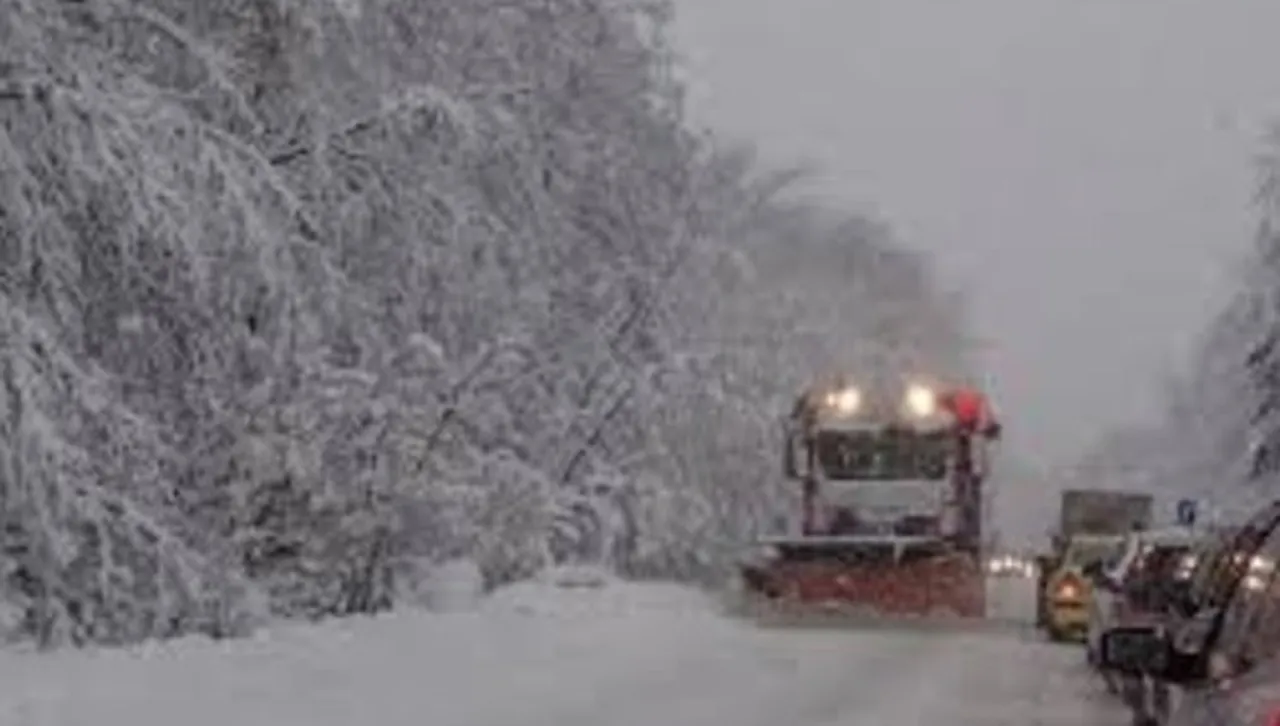 Внимание шофьори: Сняг и гъста мъгла затрудняват трафика през прохода "Шипка"