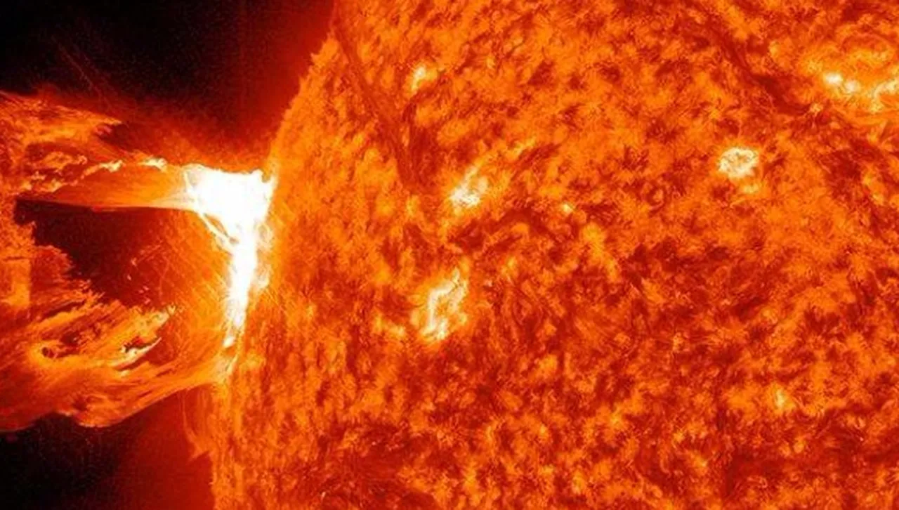 Силна магнитна буря удря земята до 48 часа