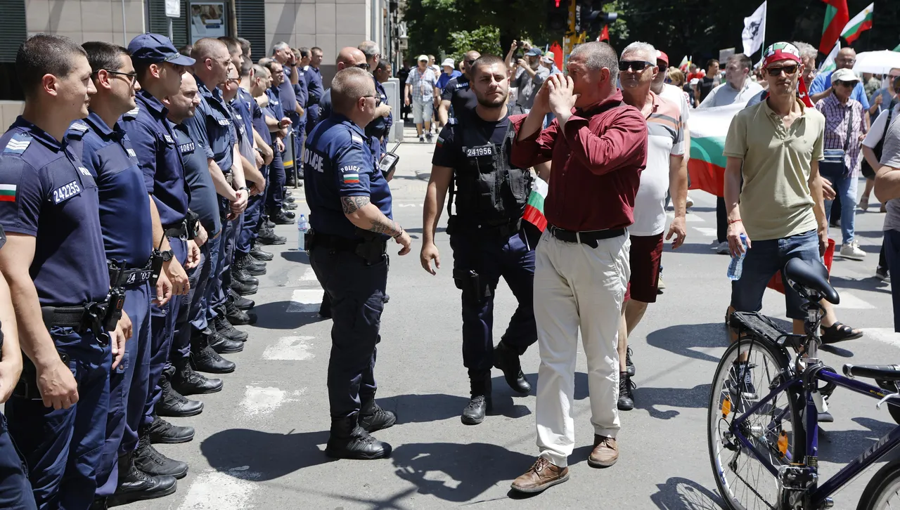 Протестиращите срещу еврото не успяха да стигнат до сградата на ЕК, спря ги кордон от полицаи