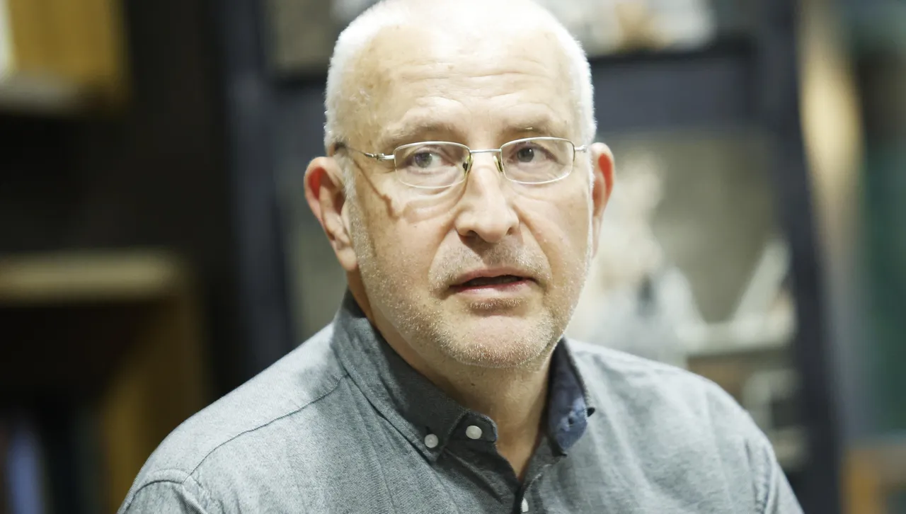 Той смята че самият Радев няма да се определи с